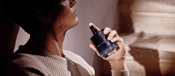 Man spritzing L'OCCITANE Bois Flott&eacute; Eau de Parfum