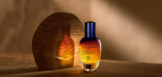 Woman holding the Immortelle Reset Serum 