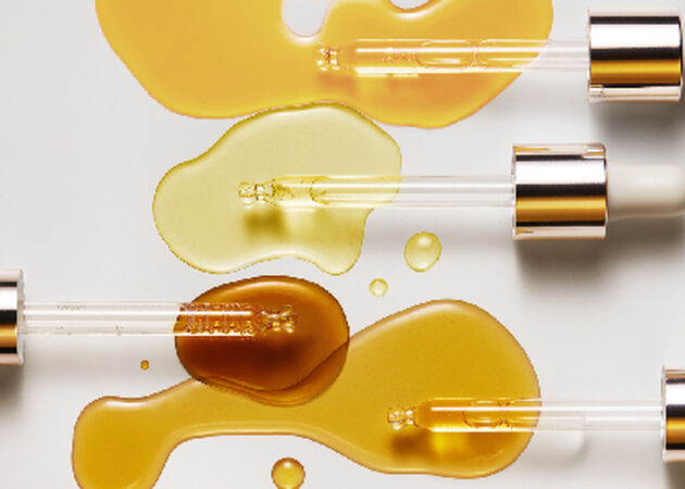 Woman applying the L'OCCITANE immortelle Divine serum on the face