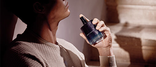 Man spritzing L'OCCITANE Bois Flott&eacute; Eau de Parfum
