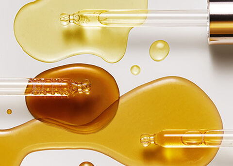 Woman applying the L'OCCITANE immortelle Divine serum on the face